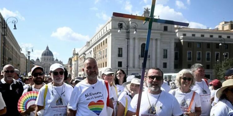 Historia e parë e pelegrinazhit për katolikët LGBTQ+ në Vatikan/ “Porta e Shenjtë” hapet për komunitetin.