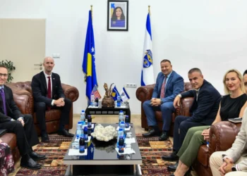 Hoxha takon një zyrtar të FBI-së, diskutojnë mbi forcimin e bashkëpunimit.
