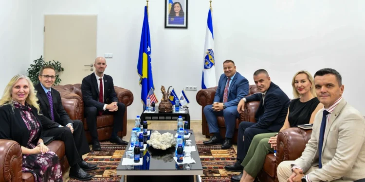 Hoxha takon një zyrtar të FBI-së, diskutojnë mbi forcimin e bashkëpunimit.