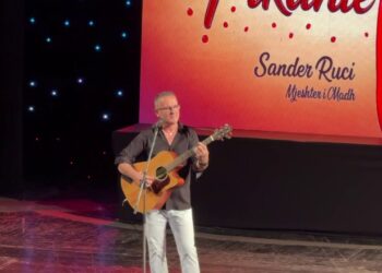 Humor i Shëndetshëm: Sandër Ruçi Kthehet në Teatrin 'Migjeni'