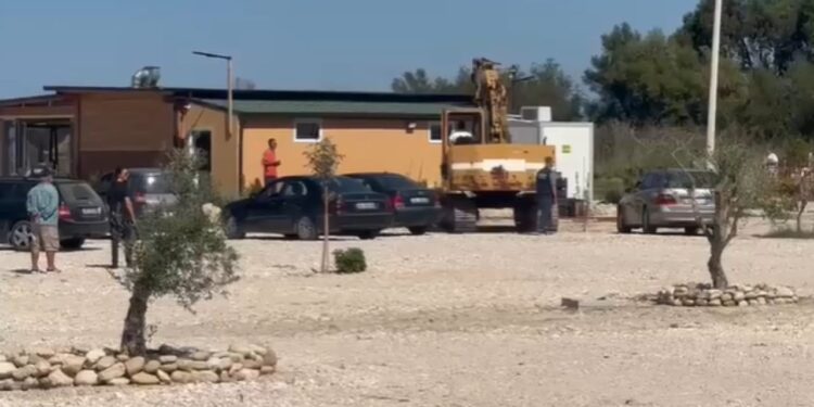 IKMT ndërhyn në Orikum, shemben dy ndërtesa pa leje