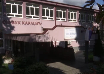 Integrimi i mësimit në gjuhën serbe në kuadër të ligjit të Kosovës konsiderohet një çështje e ndërlikuar.
