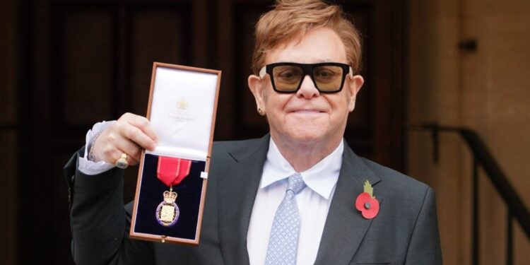 Iu nënshtrua një operacioni, kërkesa e çuditshme e Sir Elton John befason mjekun: I thashë se...