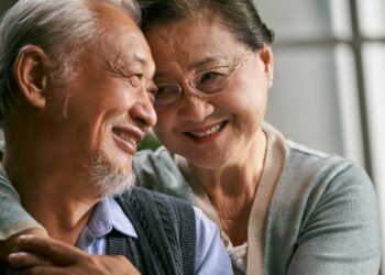 Japonia registikon një rekord me afërsisht 100,000 të moshuar 100-vjeçarë, ndërsa përkeqësohet kriza demografike.