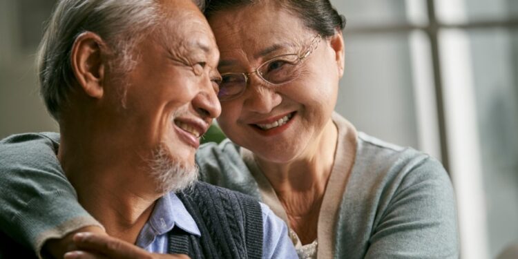 Japonia registikon një rekord me afërsisht 100,000 të moshuar 100-vjeçarë, ndërsa përkeqësohet kriza demografike.