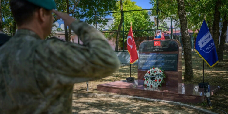 KFOR nderon ushtarin turk që përfundoi jetën duke çaktivizuar një mjet shpërthyes në Kosovë.