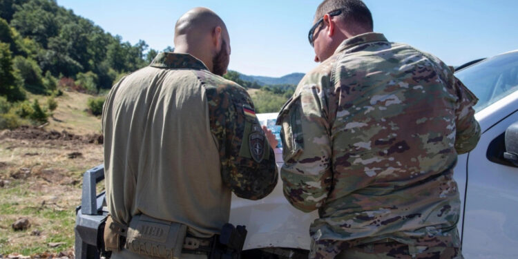 KFOR po vazhdon të vendosë tabela të reja në kufijtë mes Kosovës dhe Serbisë.