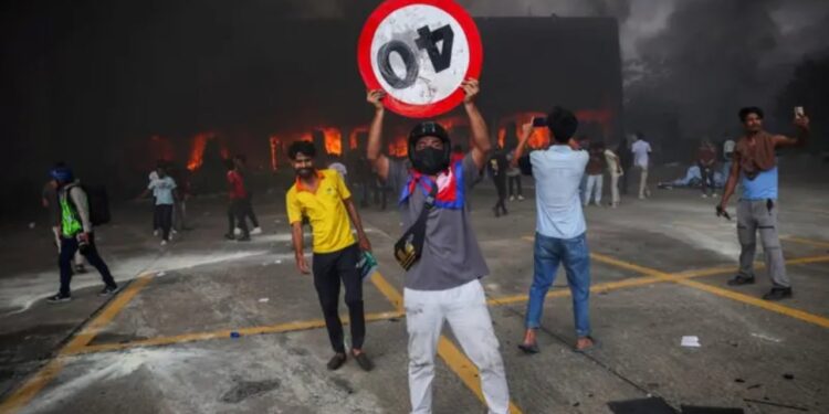 Kaos në Nepal: Më shumë se 900 të burgosur ikin gjatë protestave të dhunshme