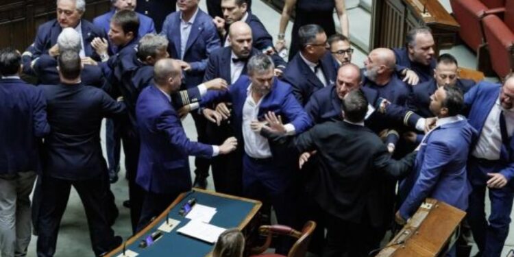 Kaos në Parlamentin Italian, seanca ndërpritet pas një përleshjeje mes deputetëve