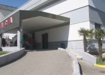 Kërcënoi Drejtorin e Spitalit të Durrësit për punësimin e mbesës, nisi hetimi për 41-vjeçarin.