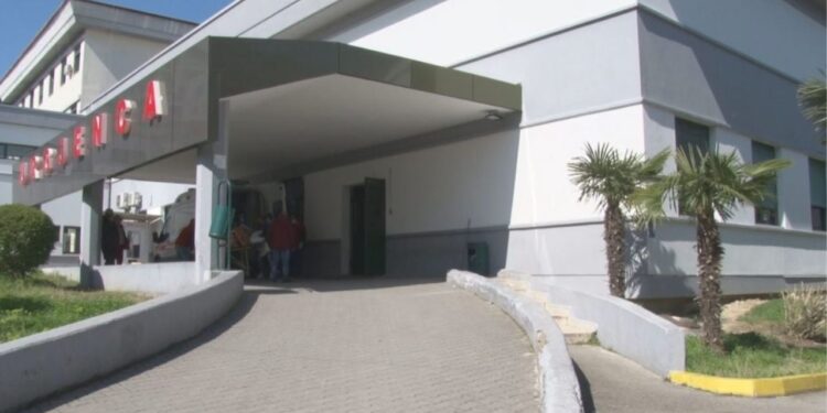 Kërcënoi Drejtorin e Spitalit të Durrësit për punësimin e mbesës, nisi hetimi për 41-vjeçarin.