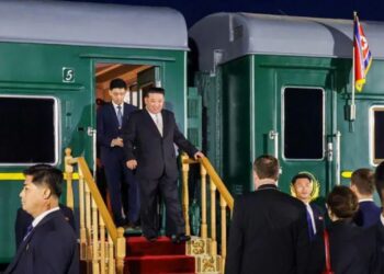 Kim Jong Un udhëton me tren të blinduar drejt Kinës për ceremoninë ushtarake të rëndësishme në Pekin.