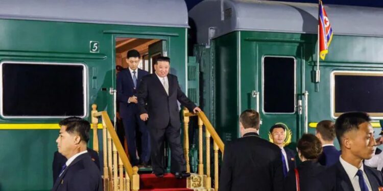 Kim Jong Un udhëton me tren të blinduar drejt Kinës për ceremoninë ushtarake të rëndësishme në Pekin.