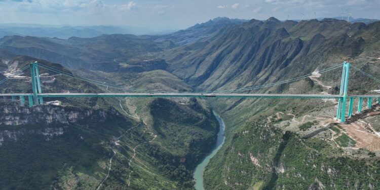 Kina inauguron urën më të lartë në botë, rreth 624 metra mbi nivelin e tokës.