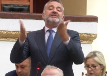Klosi: Opozita, mos pretendoni të jeni të fortë kur nuk jeni; sa herë e përmend Berisha qytetarin digjital ndërsa flisni për Diellën?