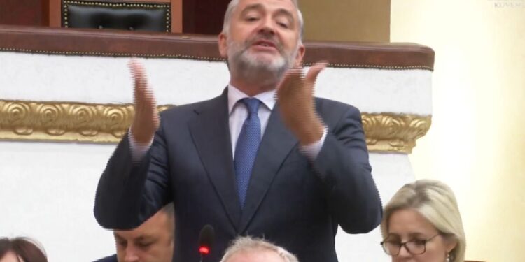Klosi: Opozita, mos pretendoni të jeni të fortë kur nuk jeni; sa herë e përmend Berisha qytetarin digjital ndërsa flisni për Diellën?