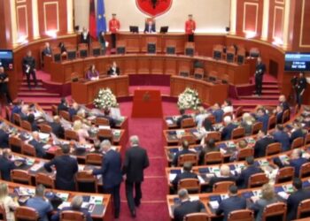 Komisioni i përkohshëm për verifikimin e mandateve krijohet, por seanca e parë në Kuvend përfundon pas disa minutash.
