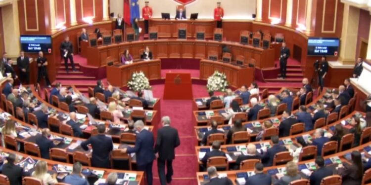 Komisioni i përkohshëm për verifikimin e mandateve krijohet, por seanca e parë në Kuvend përfundon pas disa minutash.