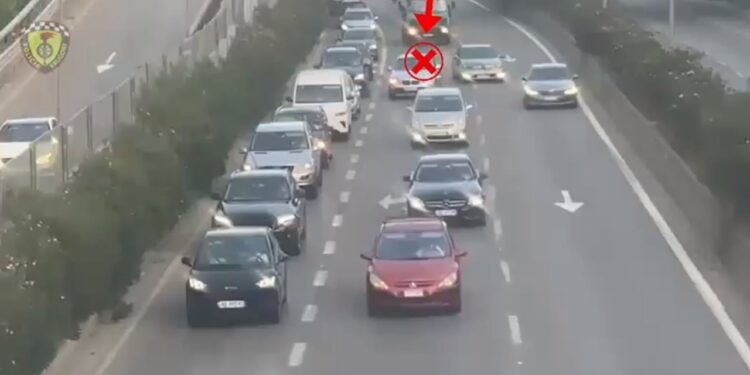 Kontrolli në hyrje dhe dalje të autostradave: Gjobiten shoferët për parakalime të gabuara dhe parkim të paligjshëm