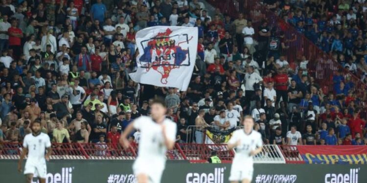 Kosova e shfaqur me flamurin serb, mediat në Beograd: Rreziku i dënimit para ndeshjes me Shqipërinë