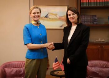 Kriminelët e grupeve të organizuara: VanHorn në zyrën e Koçiut thekson mbështetje amerikane për Shqipërinë në luftën ndaj krimit të organizuar.