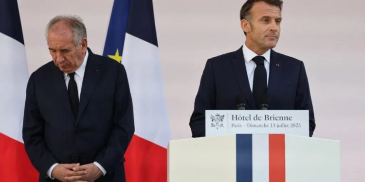 Kriza politike në Francë: Kryeministri Bayrou humb vendin pas humbjes së votëbesimit, Macron përballet me sfida të mëdha zgjedhore.