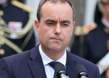 Kryeministri i ri i Francës tërhiqet nga propoziimi për të anuluar dy festa zyrtare, angazhohet për bisedime dhe reformë të decentralizuar.