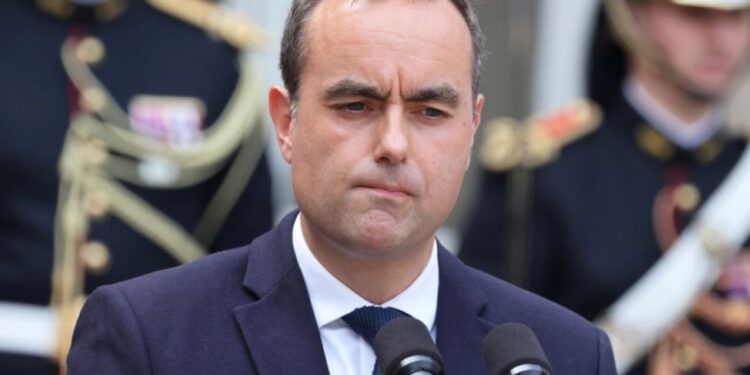 Kryeministri i ri i Francës tërhiqet nga propoziimi për të anuluar dy festa zyrtare, angazhohet për bisedime dhe reformë të decentralizuar.