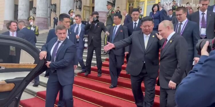 Kush do të ulet i pari në makinë, tensionet pas takimit Putin-Kim Jong Un, rezultati…