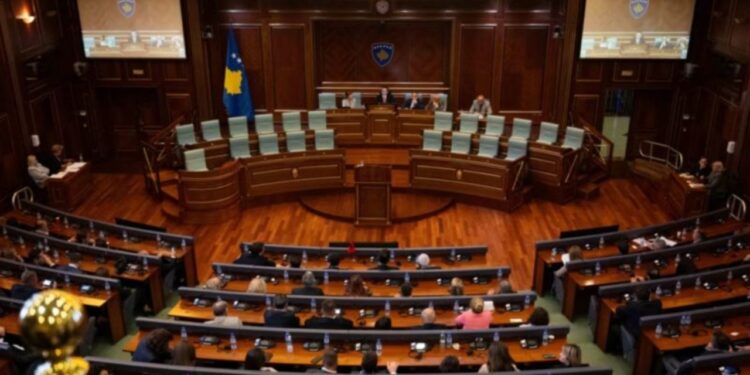 Kushtetuesja në Kosovë pengon Kuvendin nga krijimi i qeverisë së re deri më 30 shtator. Ne do t'ju mbajmë të përditësuar...
