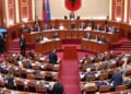 Kuvendi miraton programin e qeverisë me 82 vota, përballë tensioneve dhe kundërshtimeve nga opozita.