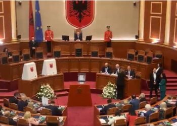 Kuvendi zgjat kreun e tij: Ana Dajko e “Shqipëria Bëhet” voton përkundër rregullave të PD, ndërsa Erald Kapri e bojkotin votimin.