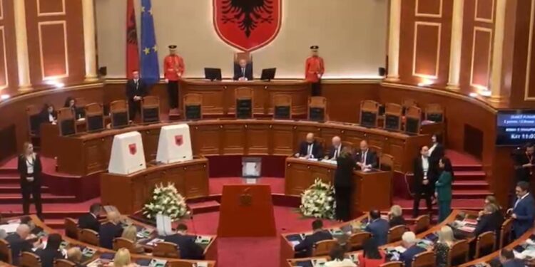 Kuvendi zgjat kreun e tij: Ana Dajko e “Shqipëria Bëhet” voton përkundër rregullave të PD, ndërsa Erald Kapri e bojkotin votimin.