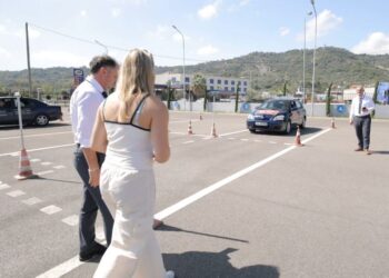 Lara Colturi, pas mbushjes së 18 vjeçare, merr patentën shqiptare dhe mëson të drejtojë makinën pas skive.
