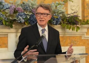 “Libri i ditëlindjes” së Epstein zbulon edhe ambasadorin britanik në SHBA: Mik im më i ngushtë…