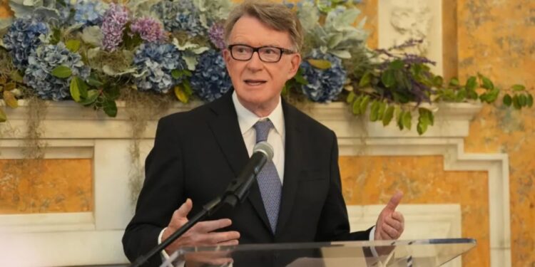 “Libri i ditëlindjes” së Epstein zbulon edhe ambasadorin britanik në SHBA: Mik im më i ngushtë…