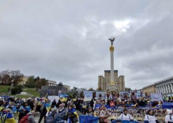 Ligji i ri rigoroz për ushtarët ukrainas miratohet, protestat shpërthejnë në Kiev.