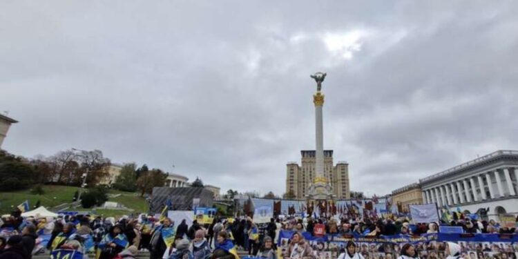 Ligji i ri rigoroz për ushtarët ukrainas miratohet, protestat shpërthejnë në Kiev.