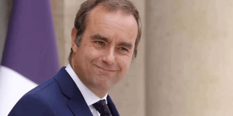 Macron emëron një kryeministër të ri për Francën!