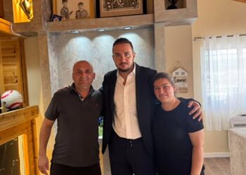 "Martin Cani duhet të mbetet në kujtesë", Ervin Salianji viziton prindërit e 14-vjeçarit: Institucionet duhet të sanksionojnë përgjegjësit.