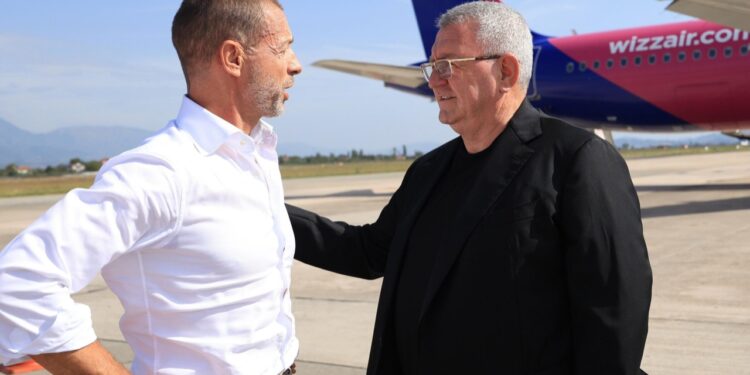 Mbledhja e Komitetit Ekzekutiv të UEFA-s në Tiranë: Aleksander Čeferin arrin në Rinas, i pritur nga presidenti i FSHF-së, Armand Duka.