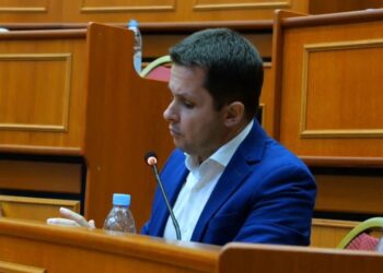 Mbledhja për shkarkimin e Veliajt: Alimehmeti iu thotë socialistëve se e keni përfunduar kapitullin, ai dhe ju keni kryer shkeljet.