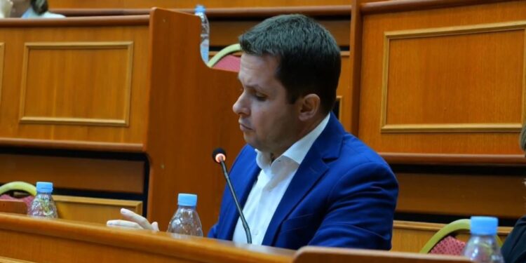 Mbledhja për shkarkimin e Veliajt: Alimehmeti iu thotë socialistëve se e keni përfunduar kapitullin, ai dhe ju keni kryer shkeljet.