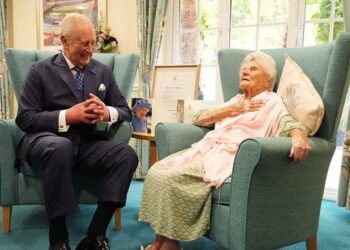 Mbreti Charles III takohet me personin më të moshuar në botë, që ka drejtuar makinën deri në moshën 97-vjeçare.