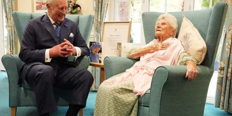 Mbreti Charles III takohet me personin më të moshuar në botë, që ka drejtuar makinën deri në moshën 97-vjeçare.