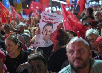 Më shumë se 50 mijë njerëz në protestën e opozitës në Ankara, lideri opozitar pyet: Erdogan, e ke parë ndonjëherë sheshin në këtë mënyrë?