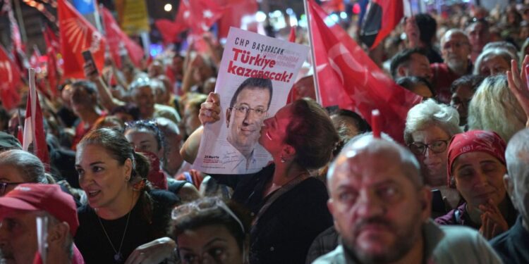 Më shumë se 50 mijë protestues në Ankara, kreu opozitar: Erdogan, a e ke parë ndonjëherë këtë shesh?