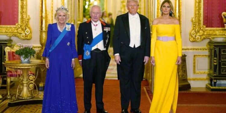 Melania Trump "provokon" me zgjedhjet e saj të modës, mesazhet e nënkuptuara gjatë vizitës zyrtare