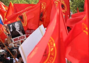 Mijëra shqiptarë demonstrojnë sot në Hagë, Rama publikon pamjet: Drejtësi për Kosovën dhe Çlirimtarët e saj.