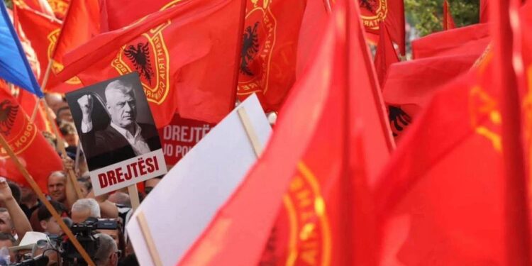 Mijëra shqiptarë demonstrojnë sot në Hagë, Rama publikon pamjet: Drejtësi për Kosovën dhe Çlirimtarët e saj.